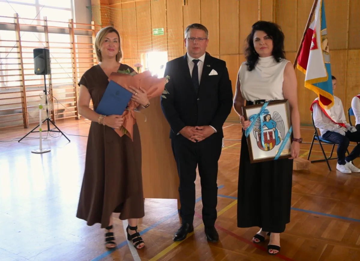 Uczniowie SP nr 8 uroczyście zakończyli rok szkolny