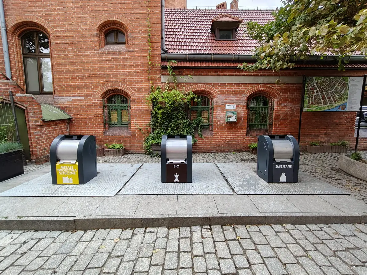 Modernizacja podziemnych pojemników na toruńskiej Starówce