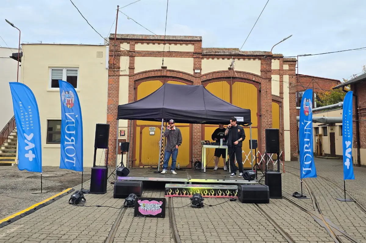 Koncert w zajezdni tramwajowej w Toruniu