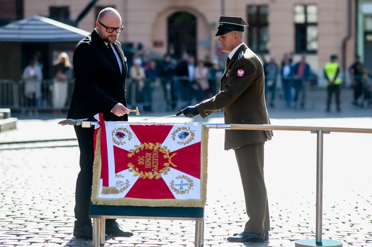 Sztandar dla Centrum Szkolenia Wojsk Rakietowych i Artylerii wręczony w Toruniu