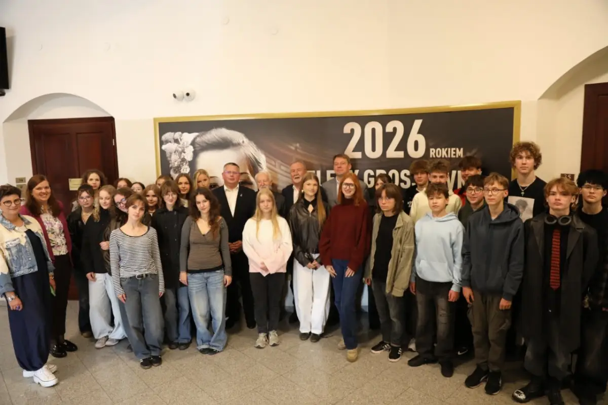 Uczniowie Liceum Ogólnokształcącego w Toruniu na inauguracyjnej lekcji samorządowej