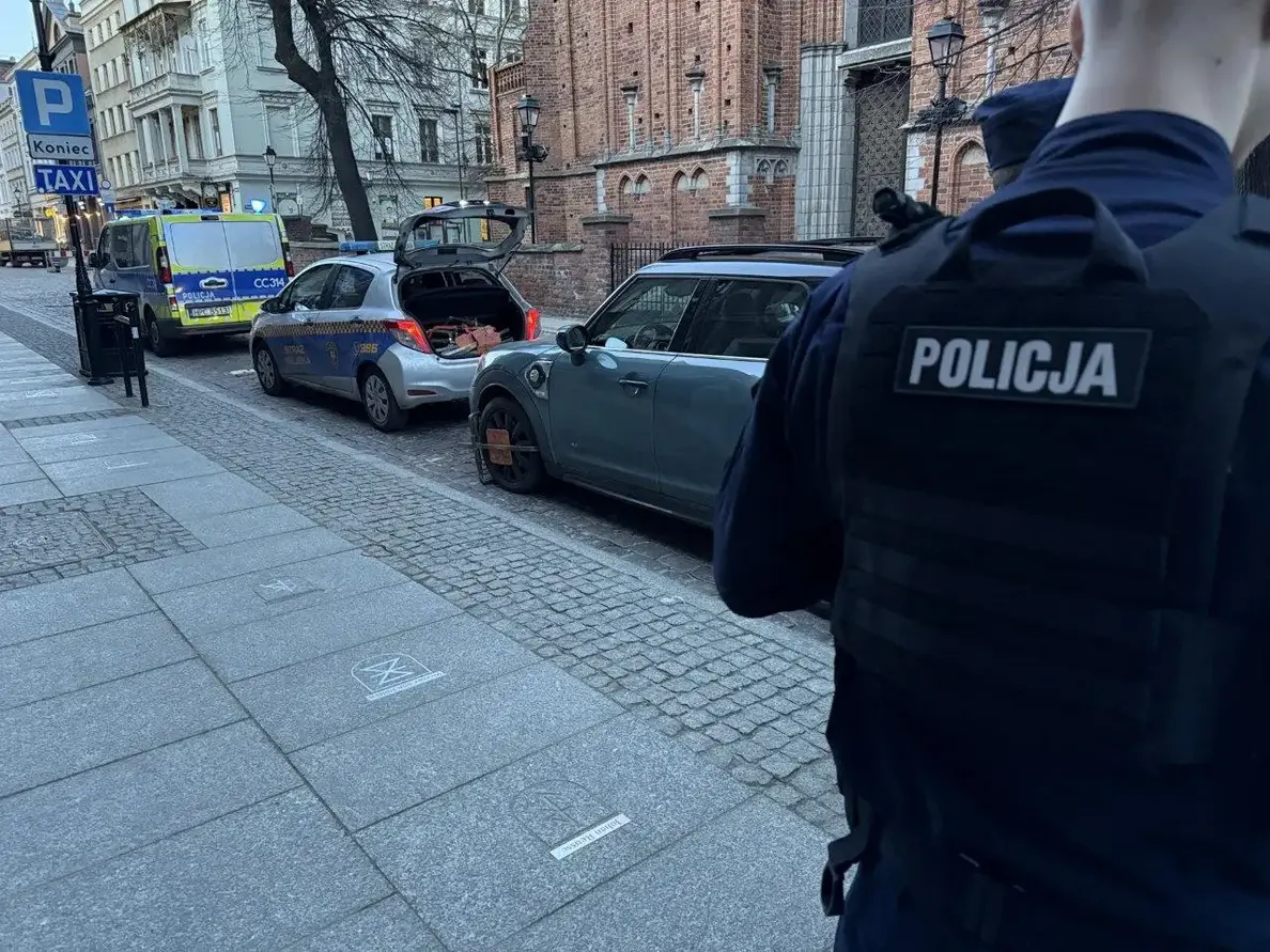 Akcja kontrolna w toruńskiej starówce - zero tolerancji dla nieprawidłowego parkowania