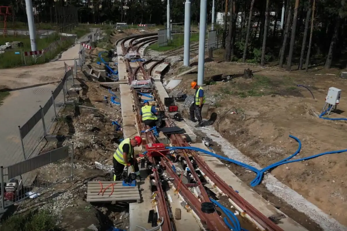Postęp prac nad modernizacją torowiska tramwajowego na ul. Konstytucji 3 Maja