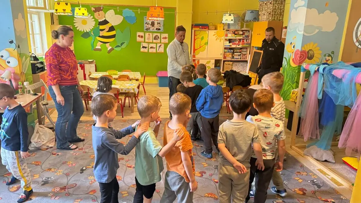 Spotkanie dzieci z przedszkola "Bajkowy Dworek" z toruńskimi policjantami