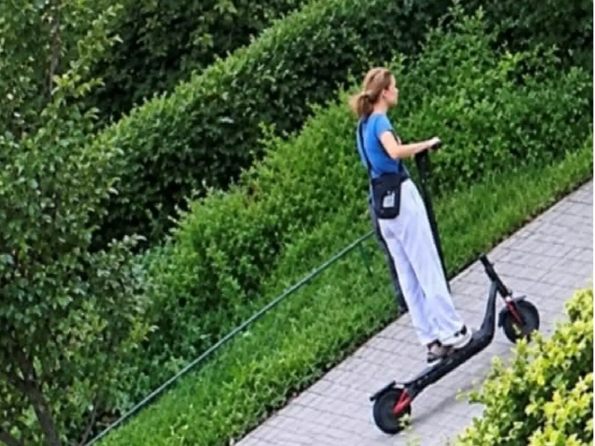 Policja poszukuje kobiety, która kierując hulajnogą, spowodowała upadek seniorki