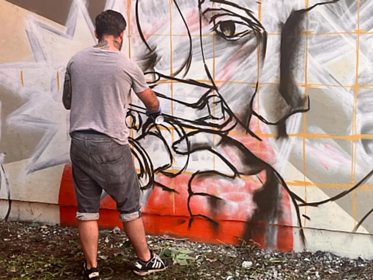 Mural i rzeźba upamiętniają Lotte Jacobi w Toruniu