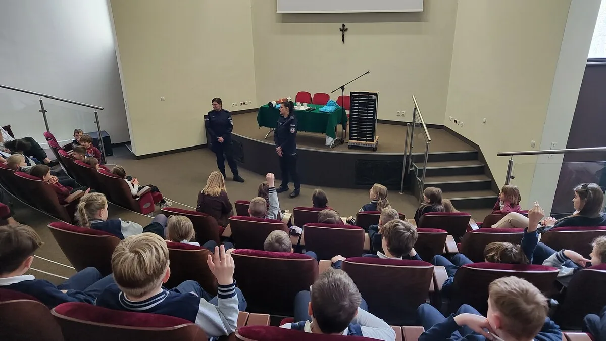 Spotkanie profilaktyczne policji z uczniami szkoły podstawowej