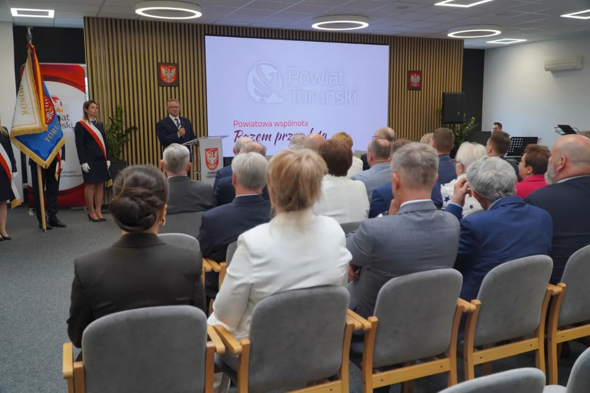 Uroczystość 'Powiatowa wspólnota – razem przez lata' w Starostwie Powiatowym w Toruniu