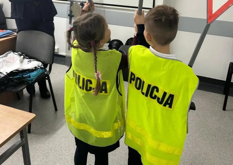 Wizyta dzieci w Komisariacie Policji Toruń-Śródmieście