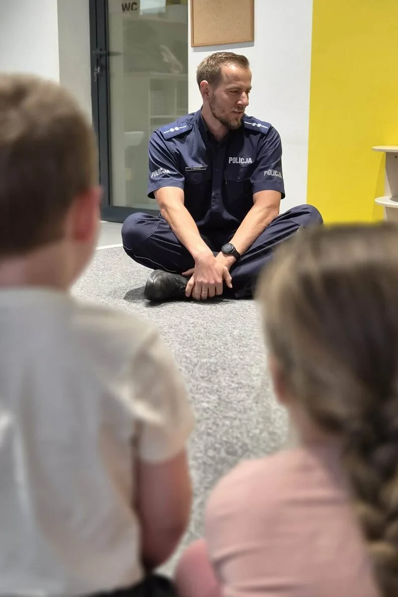 Przedszkolaki poznają policjantów