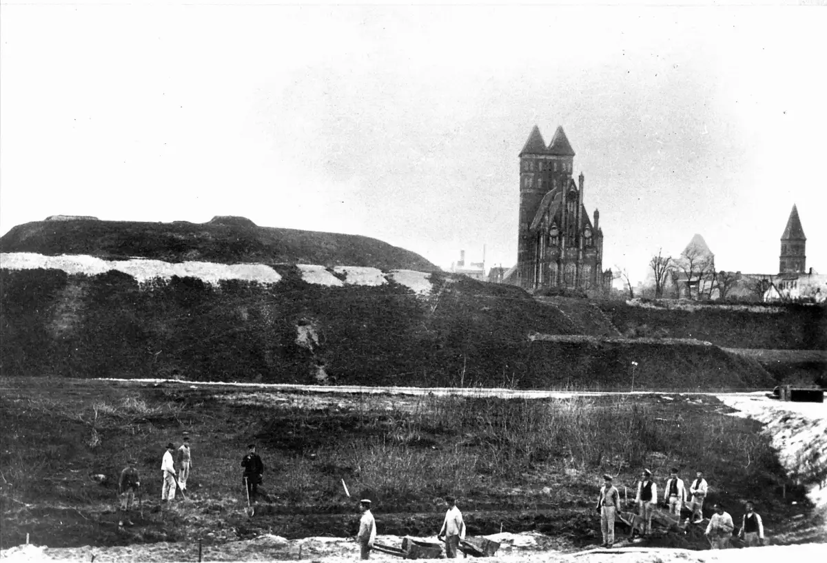 Nowa wystawa plenerowa o fortyfikacjach Twierdzy Toruń w latach 1816-1920
