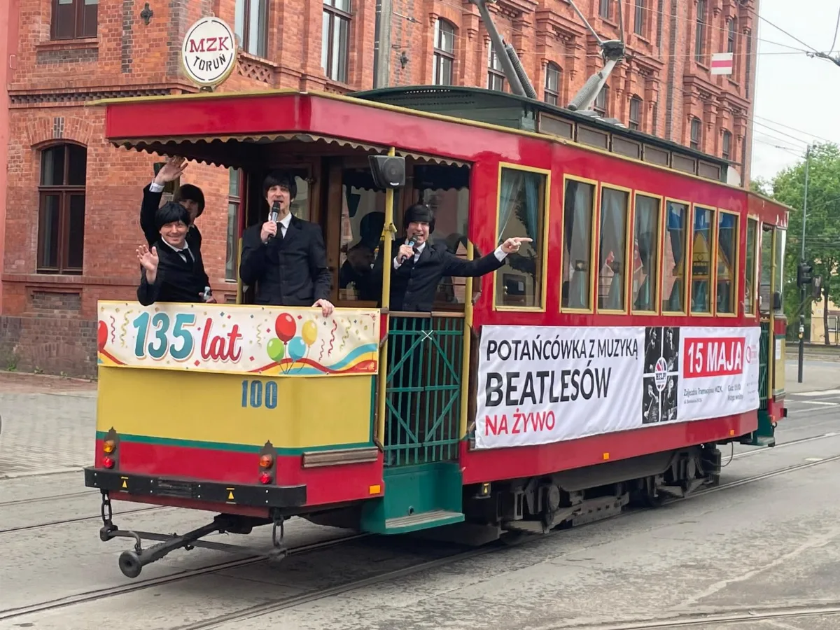 Członkowie zespołu HELP! w toruńskim tramwaju