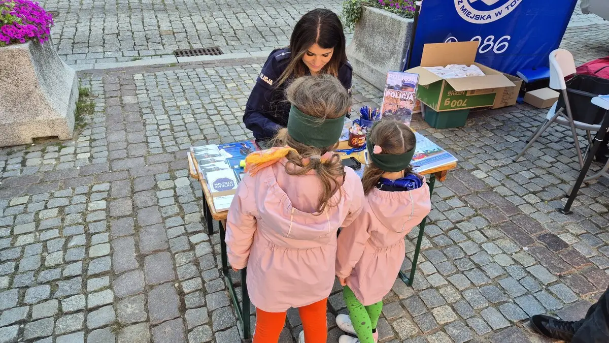 Policjantki z Torunia na festynie 'Sprzątanie Świata z MPO'