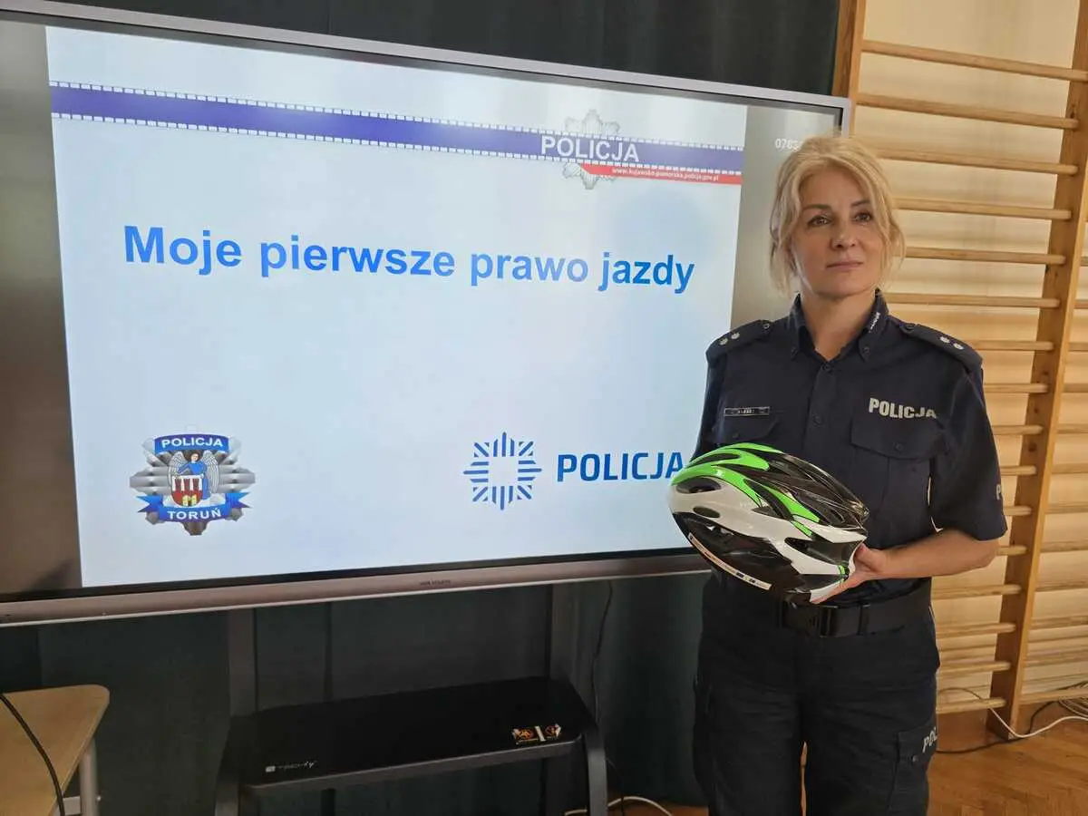 Przekazanie 36 kasków ochronnych dla młodych rowerzystów