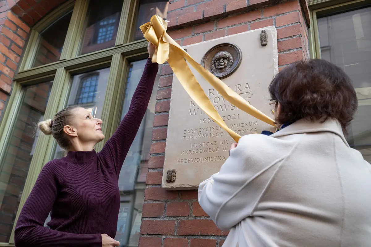 Odsłonięcie tablicy pamięci Barbary Kukowicz-Wirowskiej przy Muzeum Toruńskiego Piernika