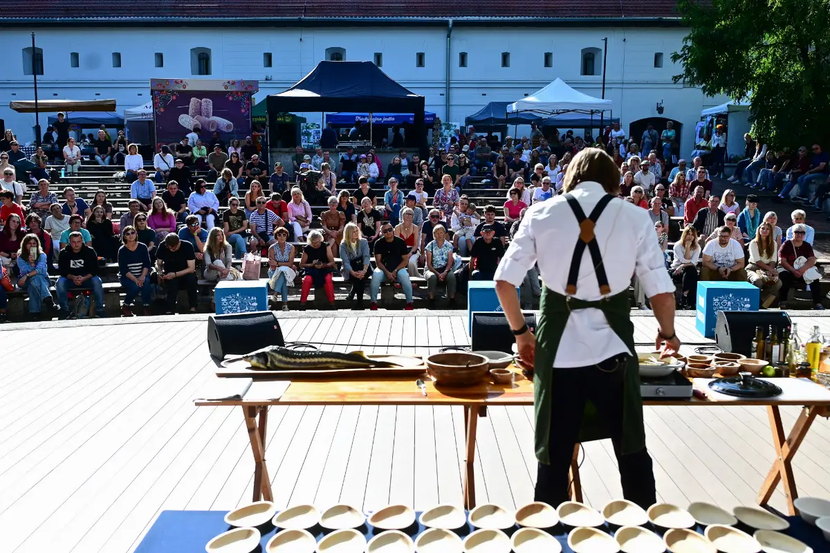 Karol Okrasa na Toruńskim Festiwalu Smaków z jesiotrem i piernikiem