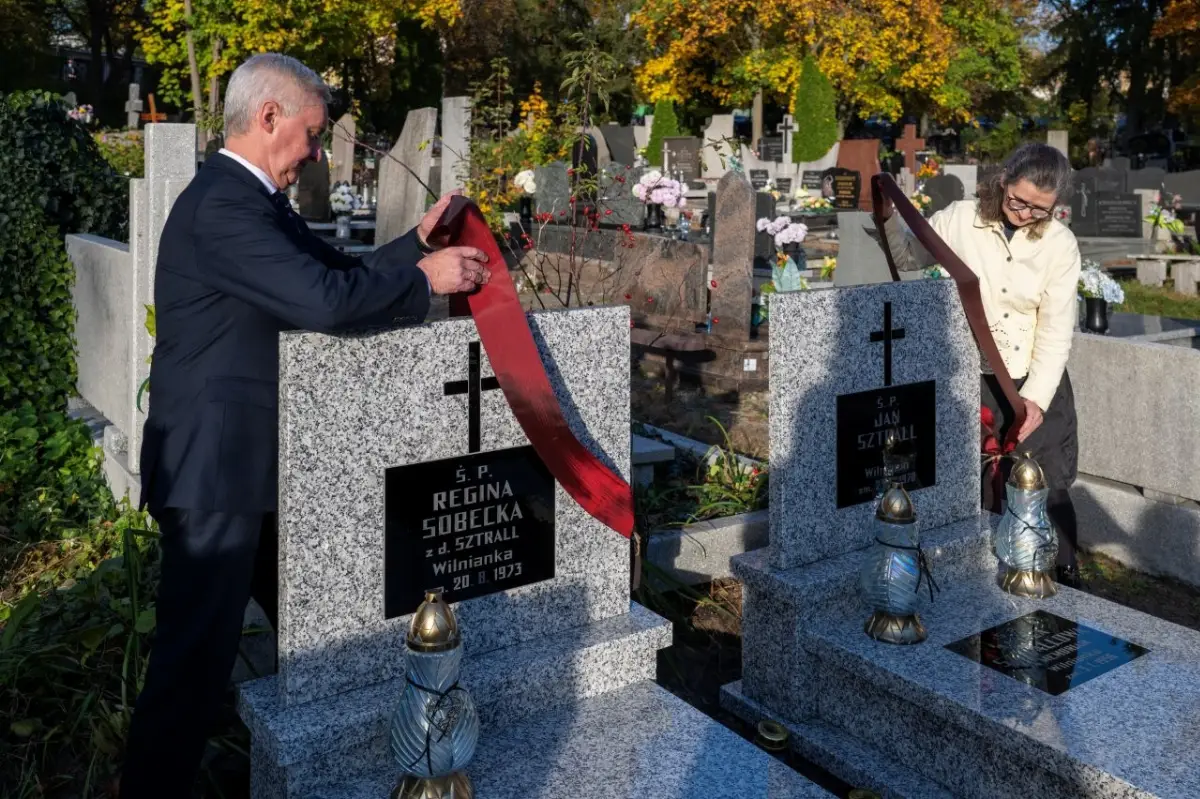 Odsłonięcie odnowionych nagrobków rodziny Sztrallów w Toruniu
