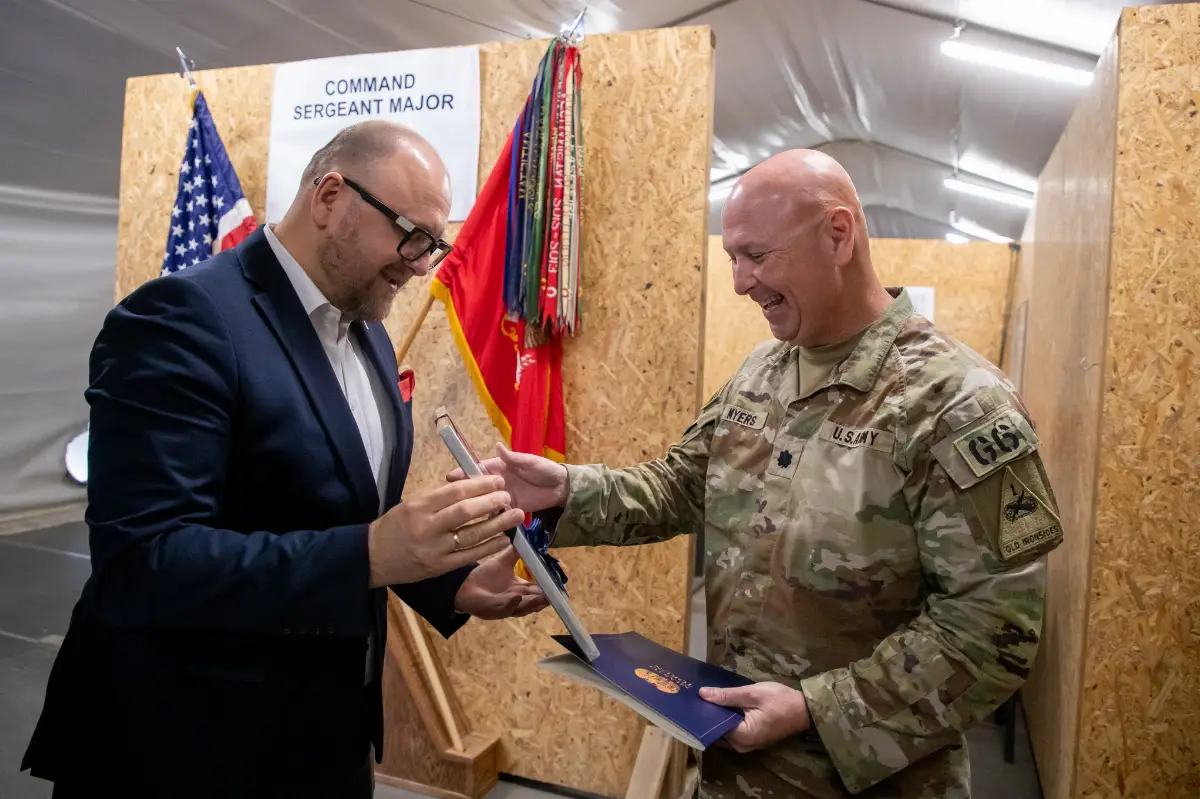Prezydent Torunia składa życzenia żołnierzom US Army