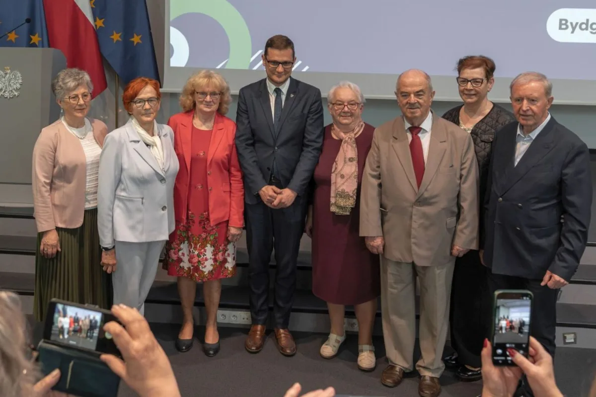 Seniorzy uczestniczą w spotkaniu z Wojewodą
